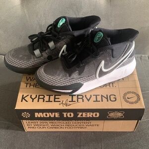 NIB Nike Kyrie Irving Collaboration 6Y(can fit W7 1/2-8) Black and Gray Sneakers